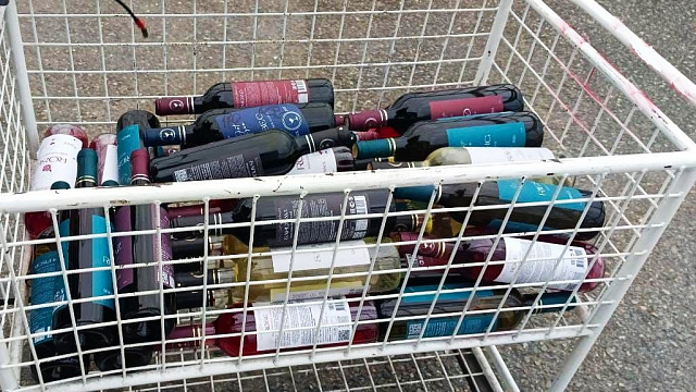 Турист из Абхазии попытался провезти через границу 55 литров алкоголя и 2000 сигарет