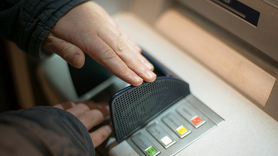 В Краснодаре парень забрал оставленные в банкомате деньги и стал фигурантом уголовного дела