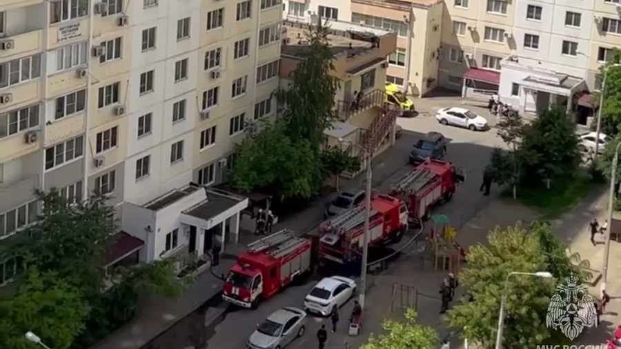 Два человека спасли и 100 эвакуировали из горящей 16-этажки в Краснодаре