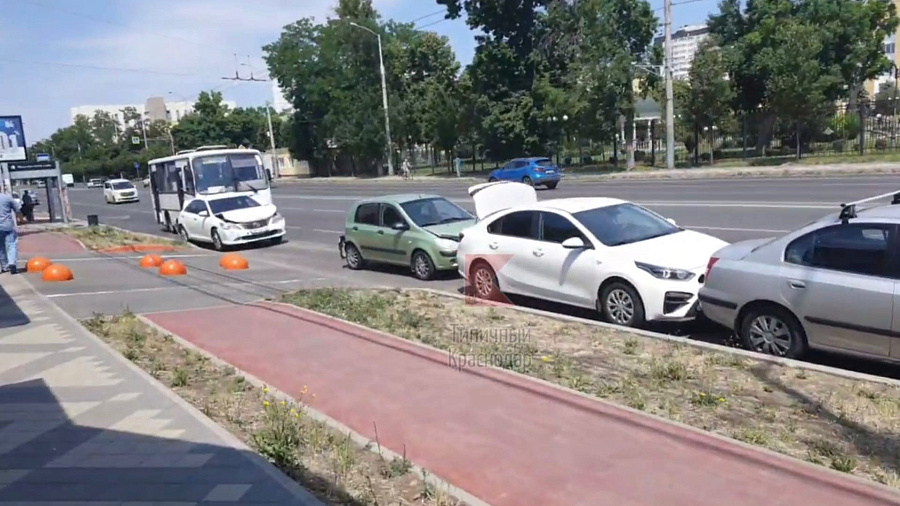 В центре Краснодара из-за невнимательности водителя «поцеловались» маршрутка и 6 легковых автомобилей 