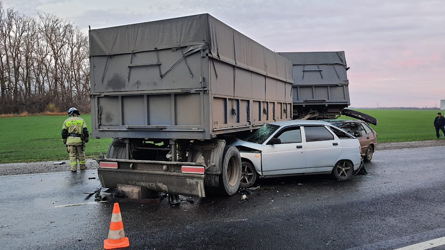 В Краснодарском крае в массовом ДТП с грузовиком и 5 легковыми машинами 1 человек погиб, 3 пострадали