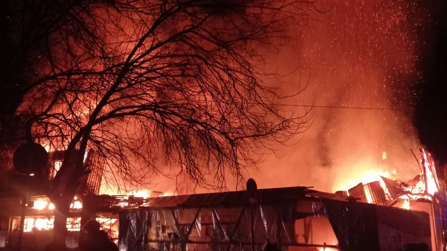 В Анапе горит штаб волонтеров, очищающих от мазута Бугазскую косу