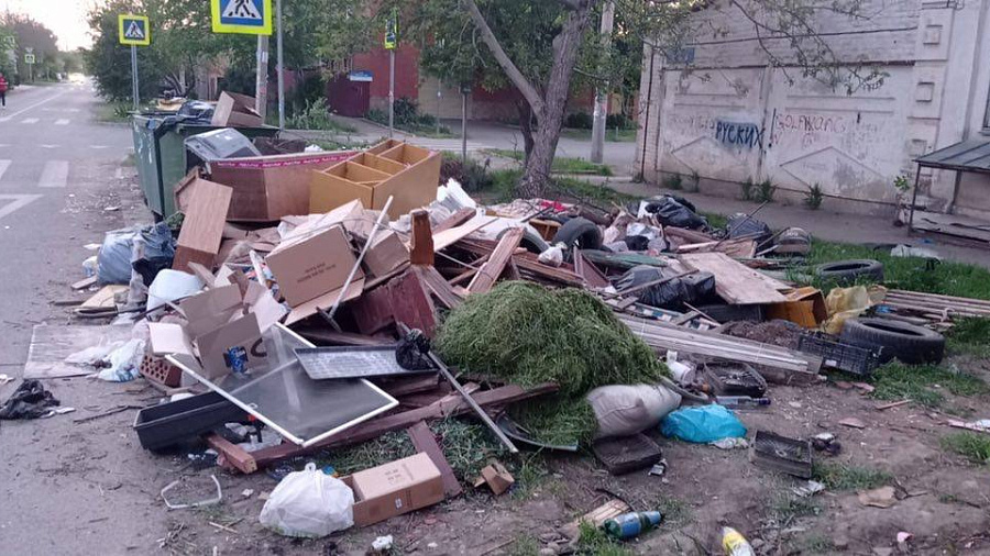 Свалка не убирается по 2 месяца: жители Центрального округа Краснодара показали горы мусора на улице