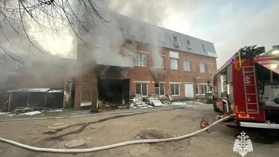 В Краснодаре ликвидировали пожар в мебельном цеху на Коммунаров 