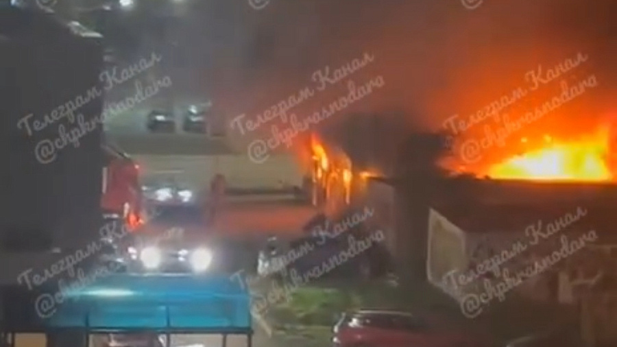 В Краснодаре ночью загорелся павильон для шаурмы 