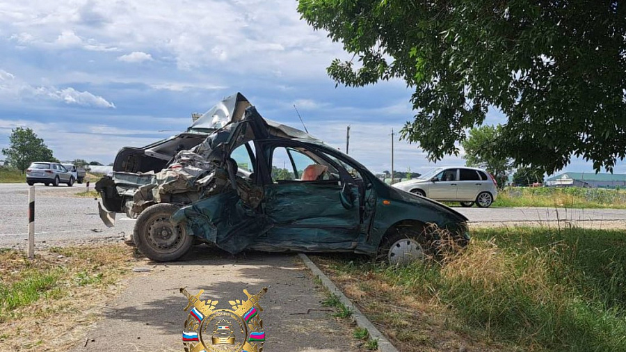 На Кубани пассажирка иномарки погибла в массовой аварии с фурой