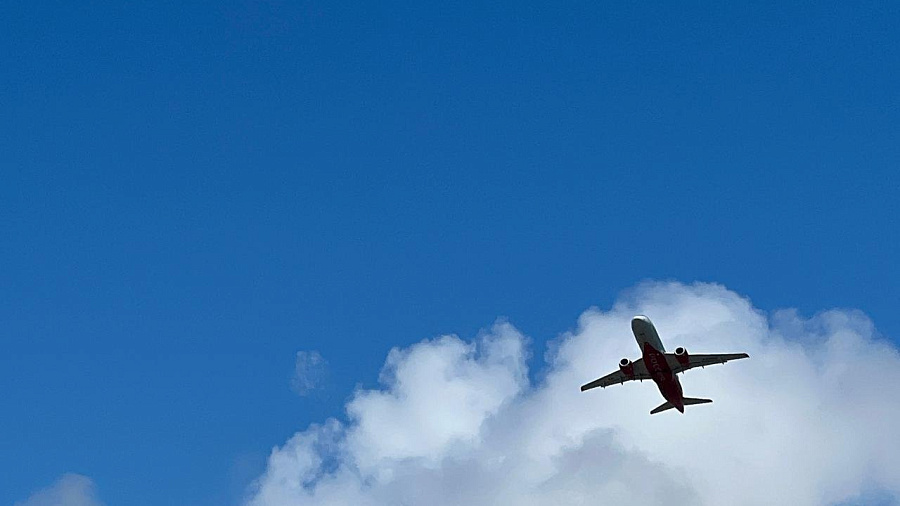 Летевший в Сочи самолет подал сигнал бедствия и совершил экстренную посадку