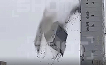 Обломки «Снежком» рухнули на автомобили в Красногорске — двое пострадали, видео с места ЧП