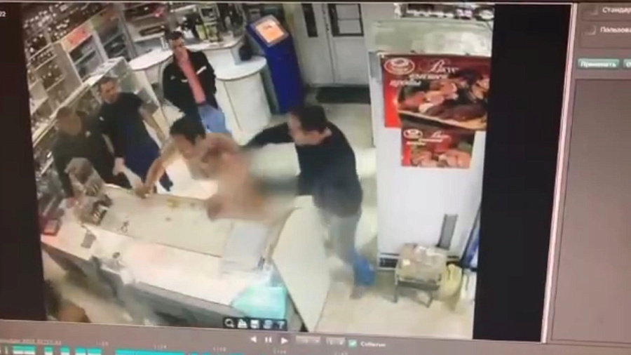 В Крымске мужчина без одежды разбил витрину в продуктовом магазине