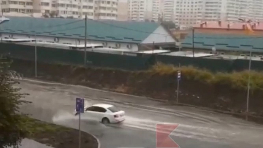 «Ливневки не работают!»: жители Краснодара пожаловались на затопление нового участка дороги на улице Черкасской. Видео