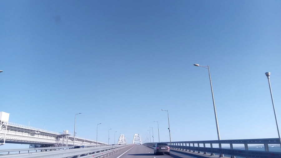 На Крымском мосту перекрыли движение транспорта из-за ремонта железнодорожной части