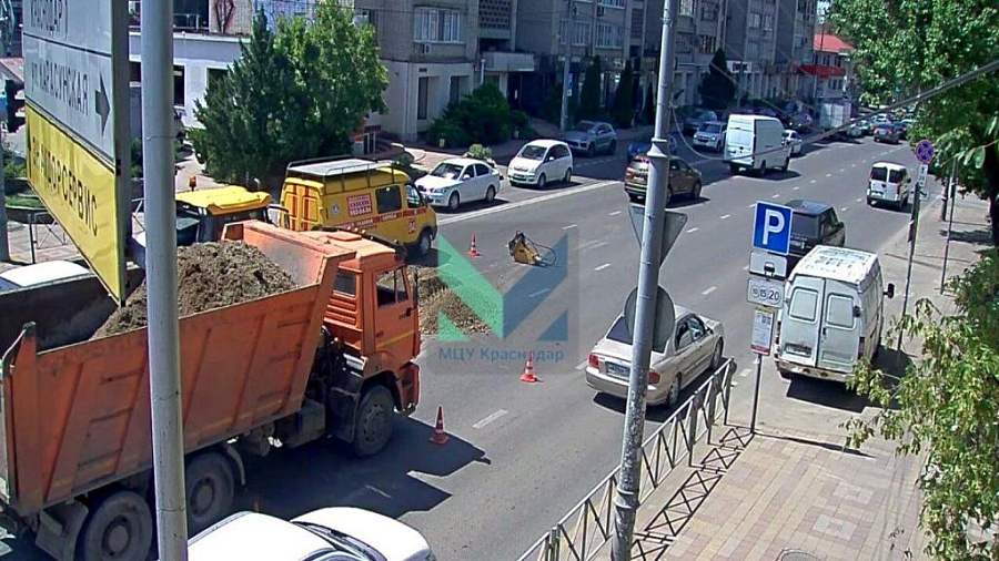 В Краснодаре из-за обвала асфальта на перекрестке улиц Суворова и Дмитриевская Дамба образовалась почти километровая пробка