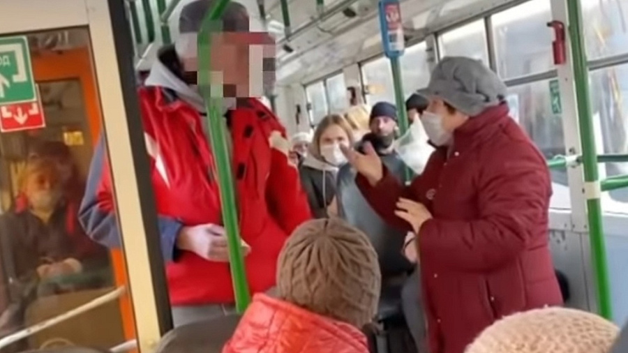 В Краснодаре в троллейбусе пожилая женщина устроила драку с мужчиной из-за маски 