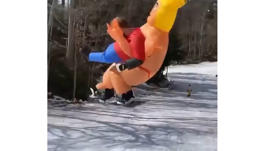 В Сочи сноубордист «в объятьях надувной подруги» совершил на склоне трюки (ВИДЕО)