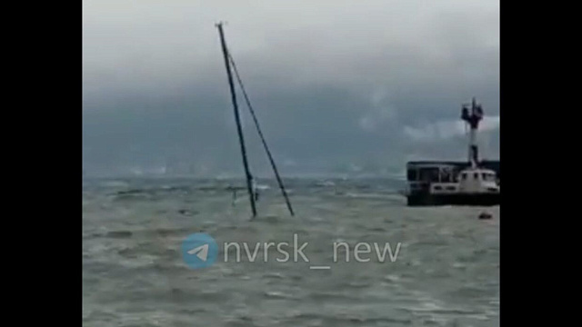 Не выдержала погоды: в Новороссийске из-за норд-оста затонула яхта. Видео