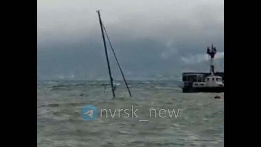 Не выдержала погоды: в Новороссийске из-за норд-оста затонула яхта. Видео