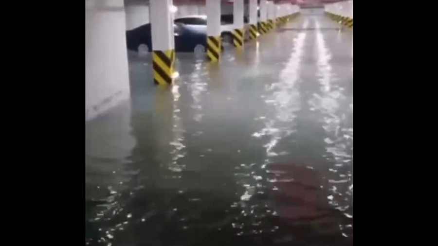 Жители Анапы пожаловались на появление «бассейна» в затопленной подземной парковке нового ЖК