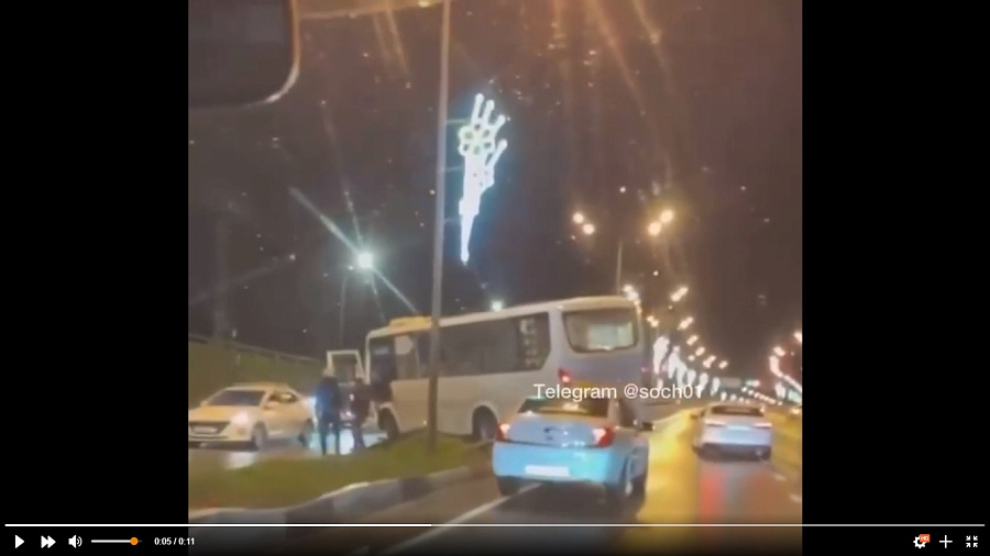 В Сочи сняли на видео, как автобус повис на отбойнике