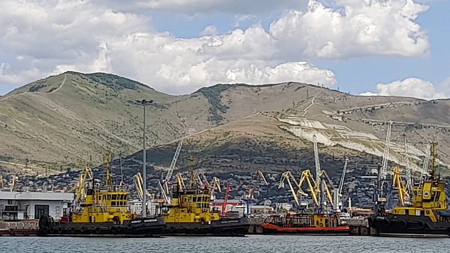 В новороссийском морпорту БПЛА повредили одно из гражданских судов, пострадал экипаж 