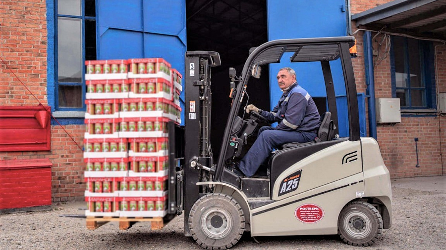 На Кубани компания по производству крышек для консервов улучшила процесс упаковки после участия в нацпроекте «Производительность труда»