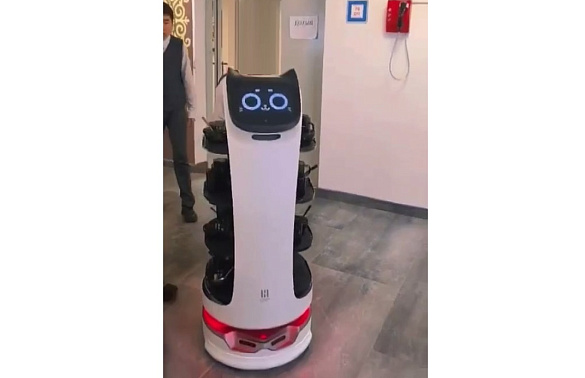 Робот-официант заступил на работу в российскую школу 