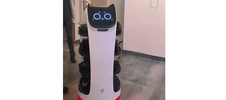 Робот-официант заступил на работу в российскую школу 