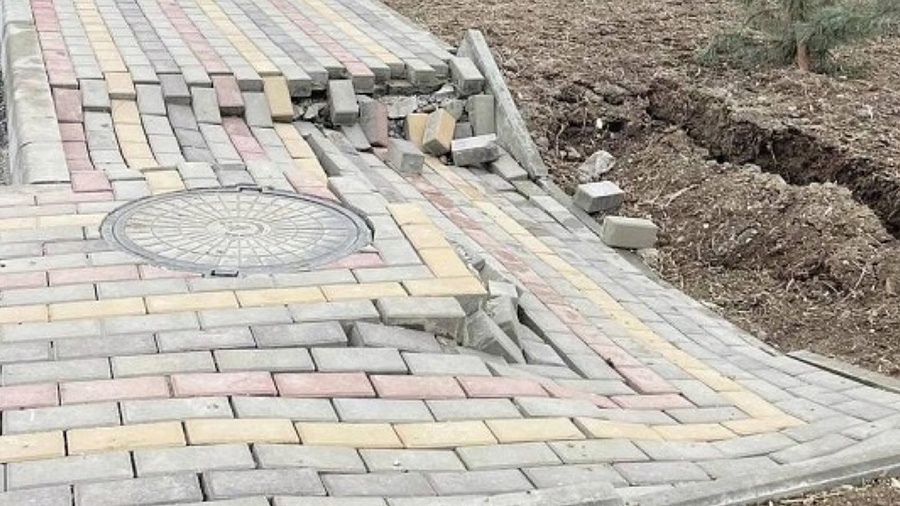 Жители Крымска жалуются на провалившуюся плитку через месяц после строительства тротуара 