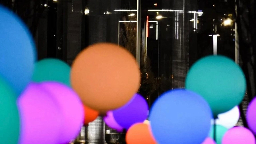 В Краснодаре в парке Галицкого установили светящиеся фигуры воздушных шаров