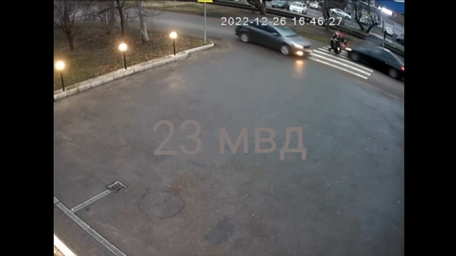 В Краснодаре камера сняла, как иномарка сбила женщину с тремя детьми на «зебре»