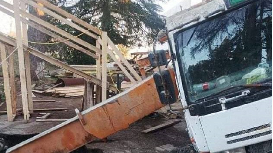 Двое рабочих трагически погибли под стрелой перевернувшегося бетононасоса в Сочи