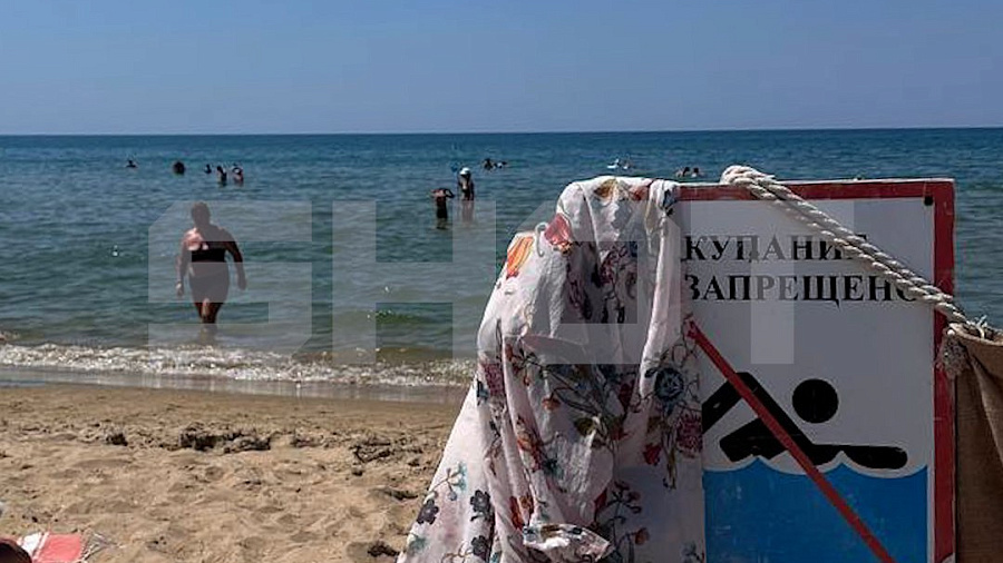 Сделали из таблички в вешалку: в Анапе туристы продолжают купаться несмотря на установленный запрет 