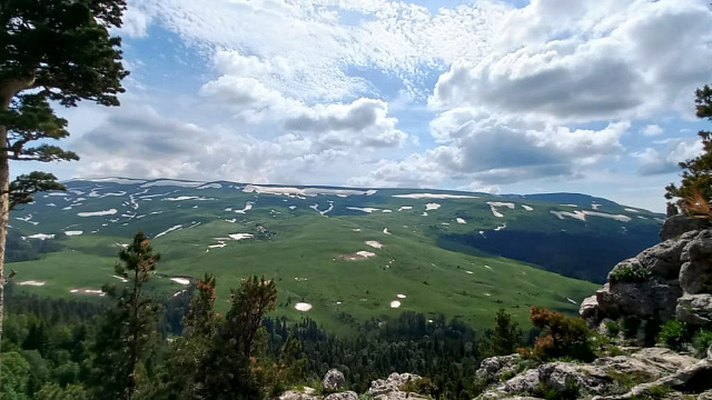 В Лаго-Наки, а также горных курортах Адыгеи и Кубани в среду переменчивая погода: дожди, снег и потепление до +18°С.