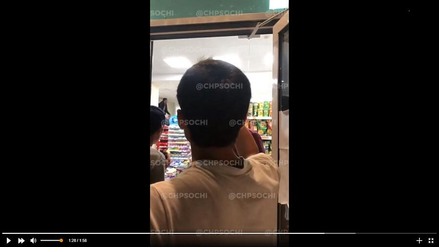 В Сочи мужчина, вооруженный ножом, разгромил супермаркет (ВИДЕО)