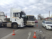 В Белореченском районе фура врезалась в пассажирский автобус