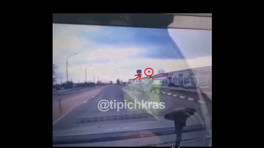 Появилось видео с водителем, выброшенным из автомобиля во время ДТП в Краснодарском крае