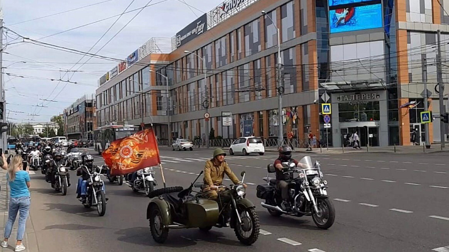 В Краснодаре по центральной улице проехали участники международного мотомарша «Дороги Победы» (ВИДЕО)