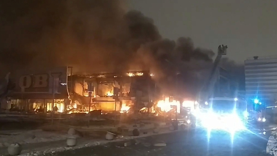 В Подмосковье спасатели тушат пожар в торговом центре на площади 7 тысяч квадратных метров
