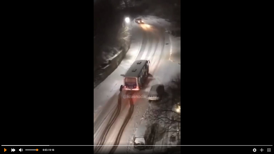 В Туапсе на видео сняли «танцующий» автобус, преодолевающий ледяную гору 