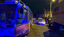 В Краснодаре трамвай сошел с рельс после столкновения с легковушкой 