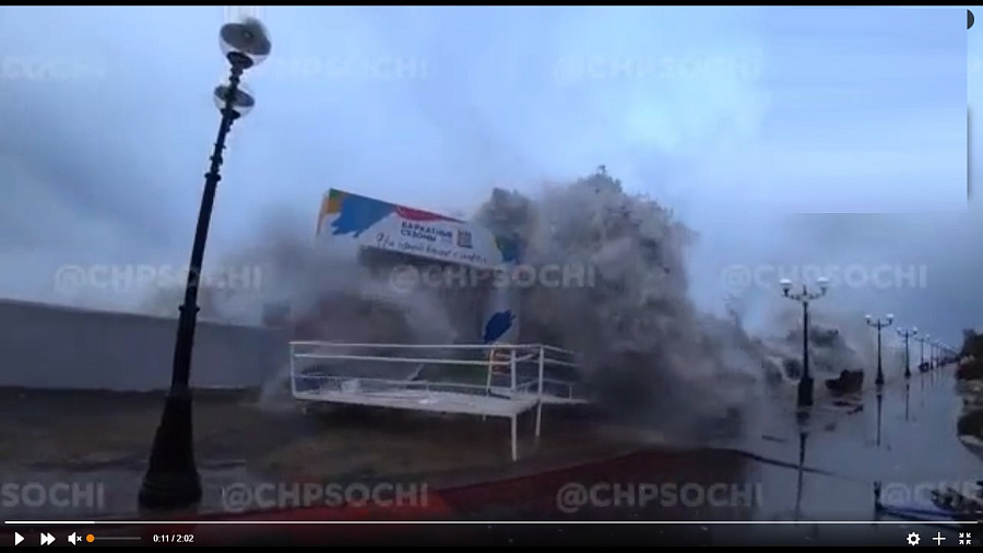 Появилось видео с последствиями «мегашторма» на Имеретинской набережной в Сочи