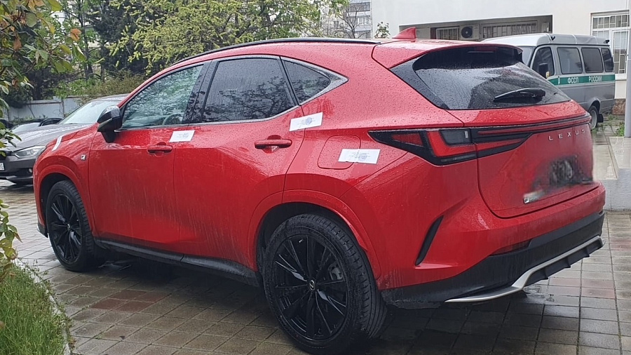 Житель Новороссийска приехал к приставам на Lexus и уехал без него