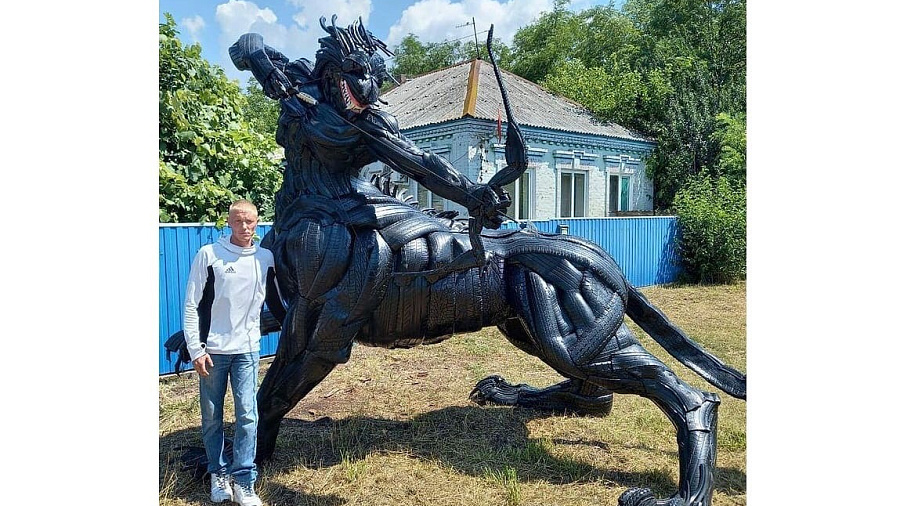 В Краснодарском крае скульптор создал мифического леотавра из покрышек