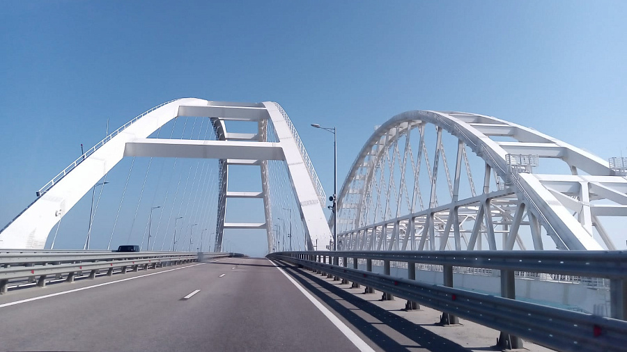 На Крымскому мосту, соединяющем Кубань с полуостровом, днем 15 сентября перекрыли автомобильное движение