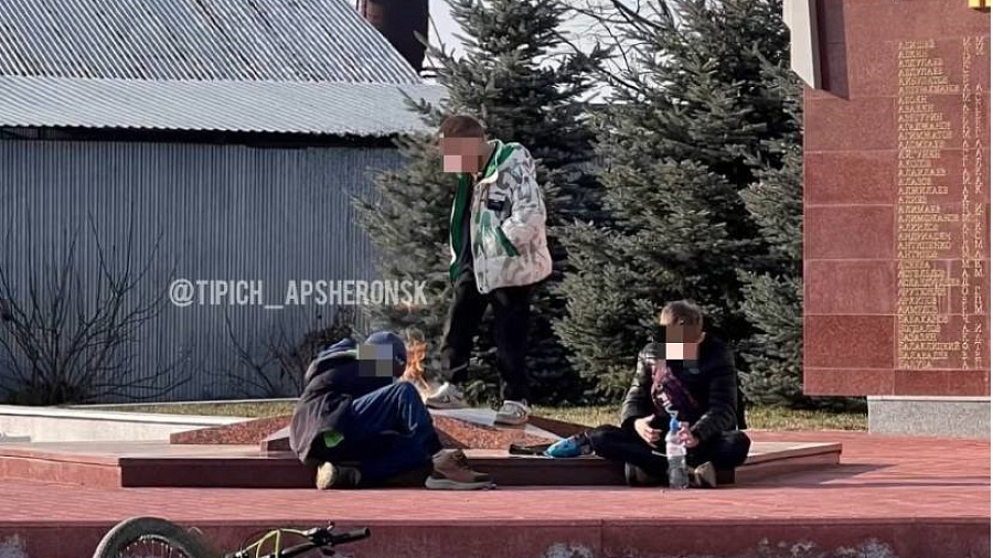 Подростки топтались по мемориалу СВО и грели ноги на Вечном огне в Апшеронске