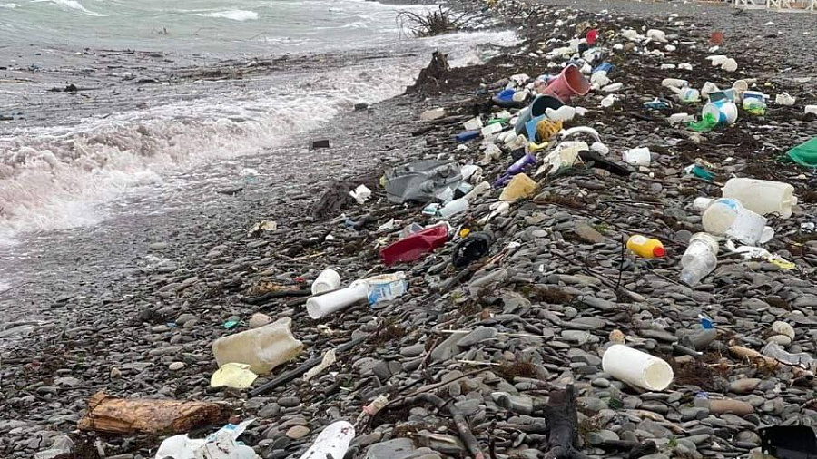 В Новороссийске заваленный мусором после шторма берег моря попал на видео