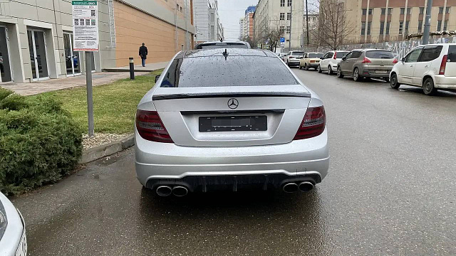 В Краснодаре водителя Mercedes наказали за матерную табличку вместо госномера