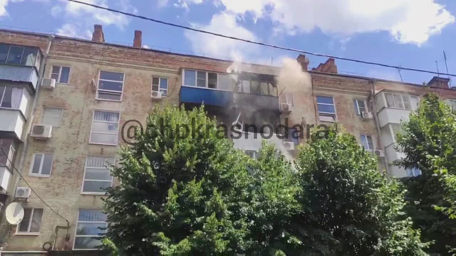 В Краснодаре эвакуировали трех человек из многоквартирного дома во время пожара