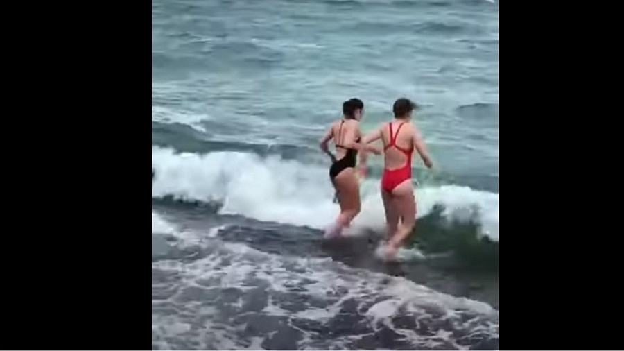 В Сочи туристки, купающиеся в ледяном море, попали на видео