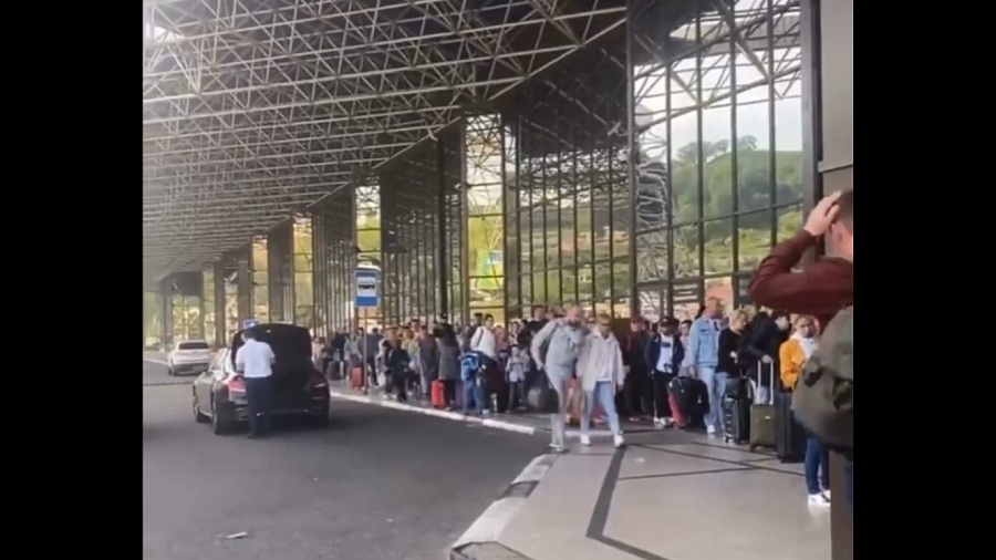 Перед аэропортом Сочи выстроилась длинная очередь из возвращающихся домой туристов (ВИДЕО)