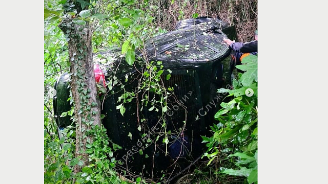 В Сочи автомобиль рухнул с обрыва, два человека пострадали